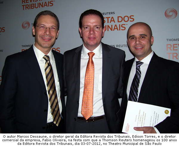 Foto: O autor Marcos Dessaune, o diretor geral da Editora Revista dos Tribunais (RT), Edison Torres, e o diretor comercial da empresa, Fabio Oliveira, na festa com que a Thomson Reuters homenageou os 100 anos da Editora Revista dos Tribunais (RT), dia 03-07-2012, no Theatro Municipal de S�o Paulo